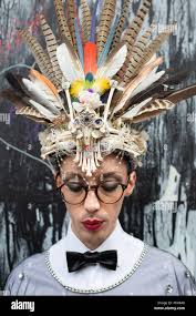 Artiste Florent Bidois portant une coiffe de taxidermie, créé par Jaime  Freestone, un artiste basé à Stevenage, lors de la London Fashion Week SS19  Photo Stock