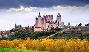 The alcazar of segovia is particularly special in that it was built upon a large rock promontory, which is shaped rather like the. El Alcazar De Segovia Uno De Los Castillos Mas Deslumbrantes De Europa Mascyl