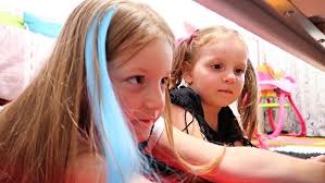 Sofia si Sara au gasit un colet sub pat de la Miss Laureana din America