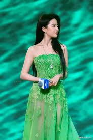 37岁刘亦菲亮相把一身“土绿色”穿出高级感-时尚前沿-万维读者网（电脑版）