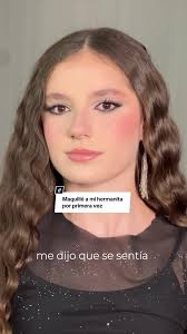 Mujer Maquilla A Niña