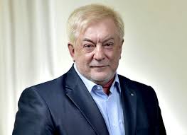 He worked as an actor and director at the sevastopol youth drama theatre before graduating from the russian state institute of cinematography (vgik) in 2000. Biografiya Anatolij Voloshin