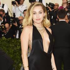 Miley cyrus upskirt in a skimpy dress wearing no panties while leaving a pilates 16. Miley Cyrus S Best Red Carpet Beauty Looks Teen Vogue