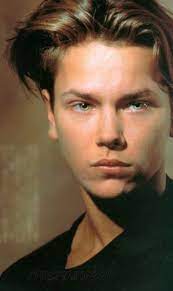 Pin On River Phoenix