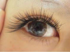 この画像のページは マツエクでたれ目に おすすめデザイン オーダー方法伝授します の記事の11枚目の画像です カールを抑えてたれ目に目尻側に控えめのカールのマツエクを付けることでたれ目になります こちらのデザインは全体的に長いマツエクをつけているので