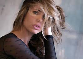 Ilary blasi si gode le vacanze estive sulla spiaggia di sabaudia. Chi E Ilary Blasi Eta Altezza Peso Marito Figli E Carriera