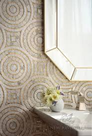 50 Badezimmer Ideen Mit Gold Beruhrt In 2020 Ravenna Mosaik Wandfliesen Kuche Mosaik