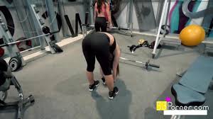 العمل بجد في صالة الألعاب الرياضية مع بعض السيدات جميلة - XNXX.COM