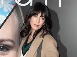 De formation classique (violon et chant lyrique), elle remporte la deuxième saison de star academy le 21 décembre 2002. Nolwenn Leroy Fait Une Terrible Revelation Cette Maladie Foudroyante Qui A Brise Sa Famille