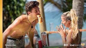 Zac asks elizabeth to be his girlfriend after he devises and executes a scavenger hunt for her. Love Island Usa Ø¹Ù„Ù‰ ØªÙˆÙŠØªØ± Surprise It Was A Gift From Zac To Elizabeth So She Could Ketchup To His Love And Relish In It Loveislandusa