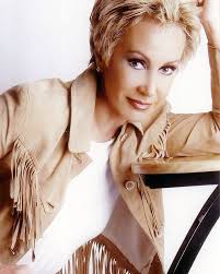 Todavía creo en la sinceridad, Creo en la miradas profundas, Todavía creo  en la dulzura, Todavía creo en las sonrisas robadas, Creo en las historias  sentidas, Creo en la comunión de almas,