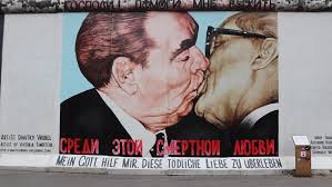 „für immer sommer 90 besticht mit einem herausragenden cast, allen voran der preisgekrönte charakterdarsteller charly hübner. Mcmbi2wytye63m