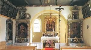 Sie sind symbol für die kirchenpatronin maria, die königin der sterne. Maria Himmelfahrt Kapelle In Mitteregg In Berwang