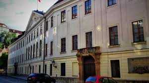 Ona to hlavně není poslanecká restaurace, ale restaurace zaměstnanců. Poslanecka Snemovna Parlamentu Cr Jina Zajimavost Mapy Cz