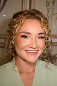 Congrats brides! My name is Holly, owner of Hollyjmakeup LLC, and I am a  professional & insured bridal and event makeup artist. I specialize in  minimal, soft glam, and bold makeup looks.