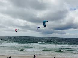 Kite Surf A Biscarrosse Plage Par Temps De Vent Biscarrosse Kite Surf Surf