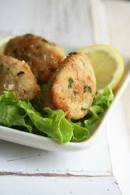 Dès qu'on apprend à la faire, on peut s'amuser à réaliser plein de spécialités sucrés et salés. Pasteis De Bacalhau Accras De Morue A La Portugaise Passion Culinaire By Minouchka