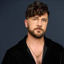 New year, new headshots! 📸 @shanihadjianphotography is an absolute dream  to work with! What a special human and talent. Thank you, @shani_hadjian  for capturing my new shots! • • • #storyteller #director #