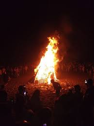 Although fiesta de san juan is dedicated to saint john, its tradition refers to pagan times. La Noche De San Juan En Barcelona Die Nacht Von Sant Juan Verbenas Und Lagerfeuer Barcelona Reisefuhrer