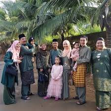 Bagi keluarga ini ialah apabila mereka tidak perlu berebut balik kampung kerana hari raya pasti diraikan di rumah ibu mentua dan tahun baru cina di sebelah keluarganya. 12 Tahun Hidup Bahagia Dr Kathreena Suami Buktikan Hikmah Kahwin Campur Nona