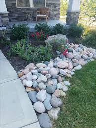 15 Erstaunliche Ideen Hinzufugen Fluss Felsen Zu Ihrem Home Design Riverrocklandscaping Stone Landscaping Front Yard Landscaping Design Landscaping With Rocks