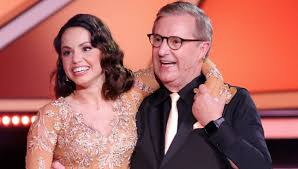 Für eine frau, die nie kinder haben wollte und dann sogar ihren geliebten porsche aufgeben musste, weil die kinderkarre nicht hineinpasste, ist sie die beste mutter der welt. Let S Dance Star Christina Luft Sorge Um Auftritt Mit Jan Hofer Geht Es Uberhaupt Bunte De