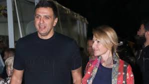 Ποζάρουν με φόντο το ηλιοβασίλεμα της σαντορίνης (εικόνα). Eidhseis Me 8ema Tzenh Mpalatsinoy Yupiii Gr