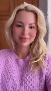 Jessica Holst's Instagram, Twitter & Facebook