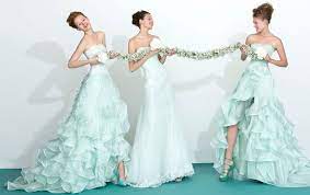 Tante le novità da sogno, dagli abiti dal taglio asimmetrico a quelli stile tatuaggio con trasparenze audaci, dai vestiti da sposa con fantasie floreali colorate come quelli della collezione di abiti da sposa delsa ai modelli con rouches e volants che creano volumi eleganti. Abiti Da Sposa Colorati Tendenze Originali Per Il Matrimonio