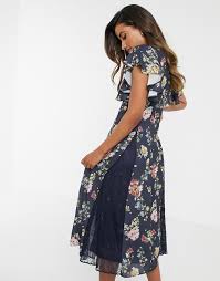 Je veux trouver une belle robe pour une soirée ou élégante pas cher ici robe bleu marine asos. Asos Design Robe Mi Longue A Fleurs Avec Fond Bleu Marine Et Godets En Dentelle Asos
