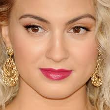 Tori Kelly's Makeup Photos & Products