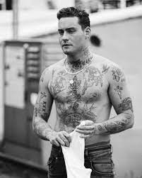 Douwe bob was replaced by anouk in the eighth season. Douwe Bob Een Paar Kg Te Zwaar Dit Is De Before De Facebook