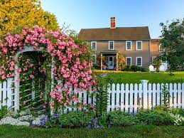 On the other hand, if you have a large front yard in a colder environment, you may want to go for a lush flower garden that'll come into bloom in the spring. Design Ideas For Front Yard Landscaping