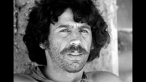 ALFONSO ARAU. Nacio el 11 de Enero de 1932 en la Ciudad de México. Alfonso  Arau Inchaustegui, conocido como Alfonso Arau, es un actor, director de  cine y músico mexicano. Muchas Felicidades