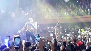 Bad bunny performed a concert on a moving flatbed truck and stopped traffic throughout new york city on sunday night, leaving fans in the streets and online in a frenzy. Bad Bunny Ft Karol G Ahora Me Llama Caupolican2017 Santiago De Chile Youtube