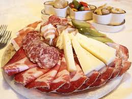 La ghirlanda di salumi è un modo simpatico e gioioso di servire un antipasto freddo durante il periodo natalizio. Il Tagliere Di Salumi E Come Prepararlo Botteega Blog