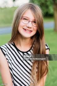 Un Adolescente Risueño Está Parado Al Atardecer Y Con Una Camisa A Rayas En  Blanco Y Negro Foto de stock y más banco de imágenes de 10-11 años