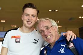 Da var hun så ivrig og nervøs at hun krasjet i første hekk i innledende heat. Warholmcoach 12 19 Track Field News