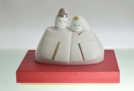 楽天市場 雛人形 陶器 磁器 お雛様 コンパクト 寄り添い雛 おしゃれ シンプルで 美しい モダン デザイン 飾り台 桐箱 創作人形 金 プラチナ絵付け コンパクト いつまでも変わらない美しい 陶磁器 デザイナー 長谷川武雄による 創作ひな人形 作家 長谷川陶磁器工房