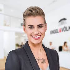 Leah Archer's Instagram, Twitter & Facebook