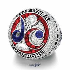 Перевод контекст championship ring c английский на русский от reverso context: Jostens Creates 2019 Wnba Championship Ring For The