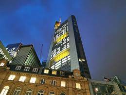 An antenna spire with a signal light on top gives the tower a total height of 300.1 m (985 ft). Commerzbank Tower In Frankfurt Hauptsitz Commerzbank Ag In Ffm
