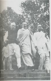 Ordinary gurus they teach on worldly living, give knowledge on worldly attainments, do's and don't if a person is promoted as guru or jagat guru, it can only be a fraud.it can only be a chyutia. Mohammed Abdullah Wikipedia