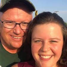 Who can take senior pictures in Midland, Michigan