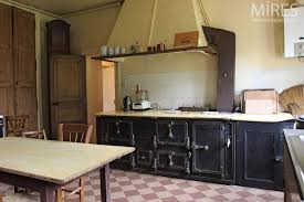 Grande Cuisiniere En Fonte Dans La Cuisine C0726 Mires Paris Cuisiniere Interieurs Francais Cuisine