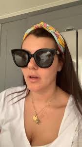 Robyn Bartholomew's Instagram, Twitter & Facebook