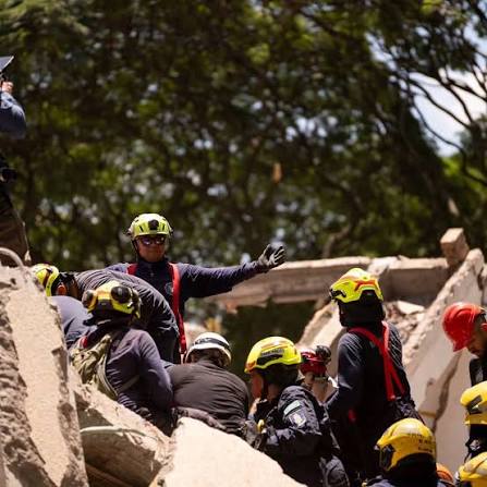🕊️| Ana María Saavedra, de 23 años, se recupera tras ser rescatada de los escombros de un edificio colapsado en Cali. Sobrevivió al terremoto de 7,4, pero perdió a sus padres, hermanas