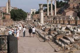Sacra via, sacred street) was the main street of ancient rome, leading from the top of the capitoline hill, through some of the most important religious sites of the forum (where it is the widest street), to the colosseum. Via Sacra Rome