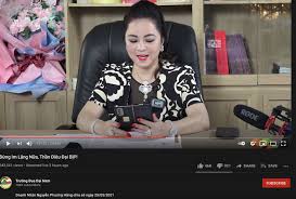 Trong buổi livestream diễn ra ngày 30/4, bà nguyễn phương hằng cho rằng đàm vĩnh nói bà kém sang nên đã dằn mặt: The Terrible Smartphones Used By Mrs Nguyen Phuong Hang Electrodealpro