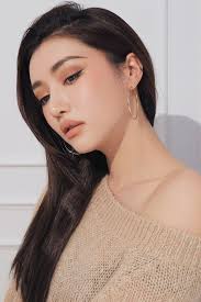 Similar To The Previously Mentioned Korean Skin Care Trends Cloudless Skin Involves Harnessing Our Pore Refining And B Fashion Makeup Asian Makeup Makeup Looks